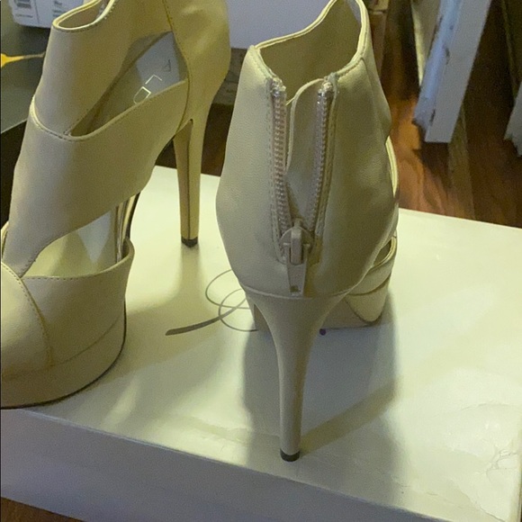 Heels - Picture 3 of 4